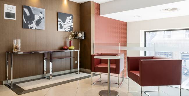 Recepción hotel ilunion auditori barcelona Recepción hotel ilunion auditori barcelona