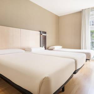 Habitación triple Hotel ILUNION Auditori Barcelona